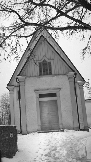 Foto av en kyrka framifrån.