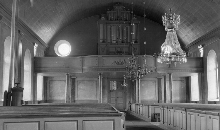 Tingsås kyrka, mot dörren och orgeln.