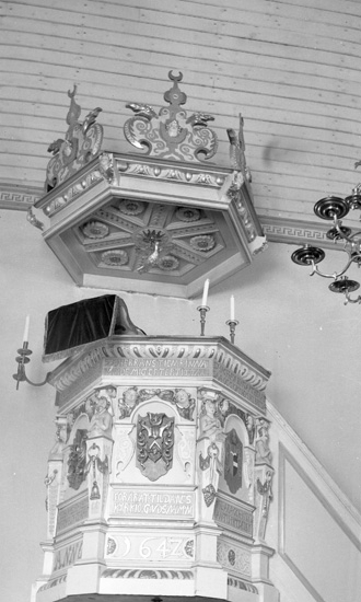 Foto på predikstol i Dannäs kyrka.