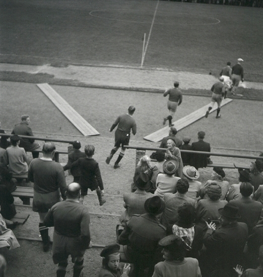 Fotbollen 1944.
Några s.k. oldboys är på väg in på plan, för en fotbollsmatch. 
Fotot taget från hedersläktaren.