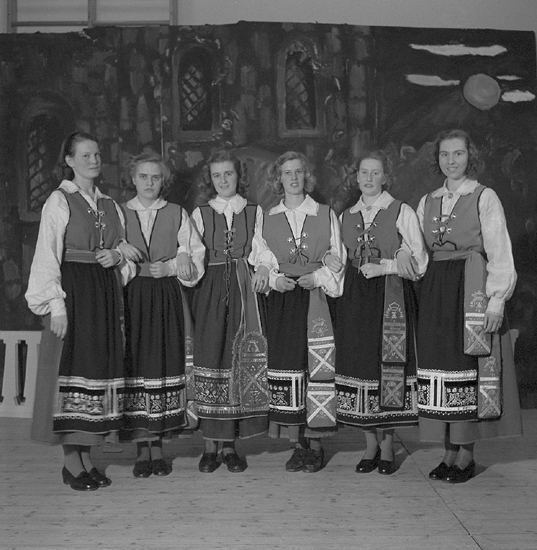 7:ornas fest, 1950.
Teater i gymnastiksalen, Flickskolan. 
Sex flickor i Värendsdräkt.