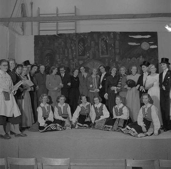 7:ornas fest, 1950.
Teater i gymnastiksalen, Flickskolan. 
Hela ensemblen på scen.