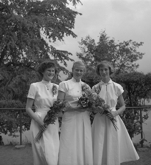 Flickskolans avslutning, 9/6 1952. 
Tre flickor ur avgångsklassen har ställt upp sig för fotografering på skolgården.