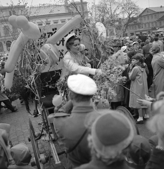 Studenterna tredje dagen, 13/5 1955.
En kvinnlig student får skjuts hem i en dekorerad cykelkärra (?). I bakgrunden
skymtar Stadshotellet och några av husen längs Kungsgatan.