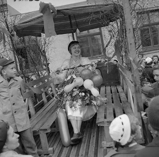 Studenterna tredje dagen, 13/5 1955.
En glad kvinnlig student på ett lövat lastbilsflak.
