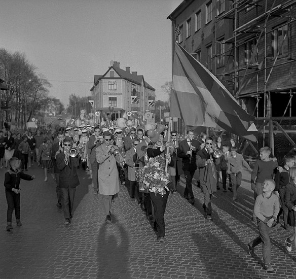 Studenterna, andra d. 1960. 
Studenterna m.fl. tågar längs Storgatan mot Stortorget. I bakgrunden
syns bl a Strykjärnet.