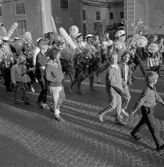 Studenterna, tredje d. 1960. 
Studenterna m.fl. marscherar uppför Storgatan mot Stortorget. I bakgrunden
syns bakgården m.m. till dåv. G. Bergstrands fastighet.