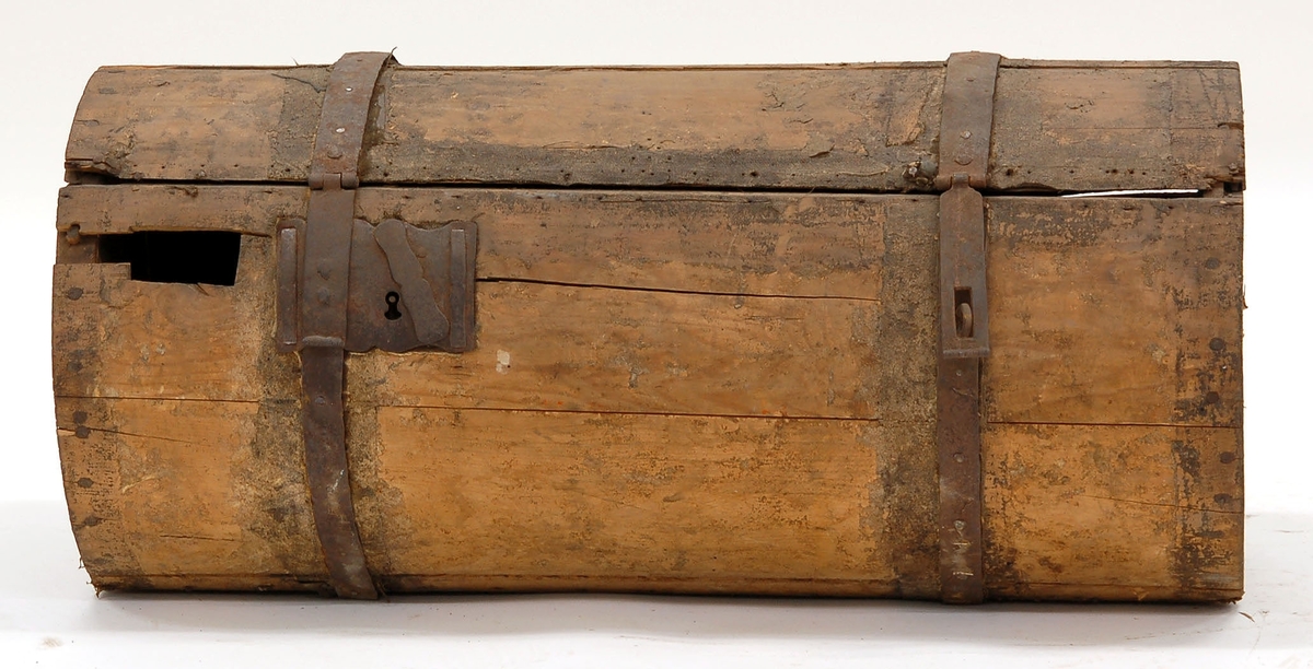 Koffert, cylindrisk, av trä, förr klädd med läder.