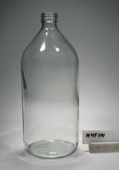 Industriflaska.
Kodnr: 1201-128.
Tillverkad på Limmared glasbruk, PLM, 1985-11-08.
Ritning finns i arkivet med nr G1-10307.
Cylindrisk flaska med avsmalnande hals.
Ofärgat klarglas.
Ovan angivna mått avser ungefärlig diameter (93,5 mm).
Rymd: 1000 ml.
Märkning i botten. Se "Signering, märkning" ovan.
Inskrivet i huvudkatalogen tidigast 1990.

Kopia på ritningen finns på registerkortets baksida.
Funktion: Industriflaska