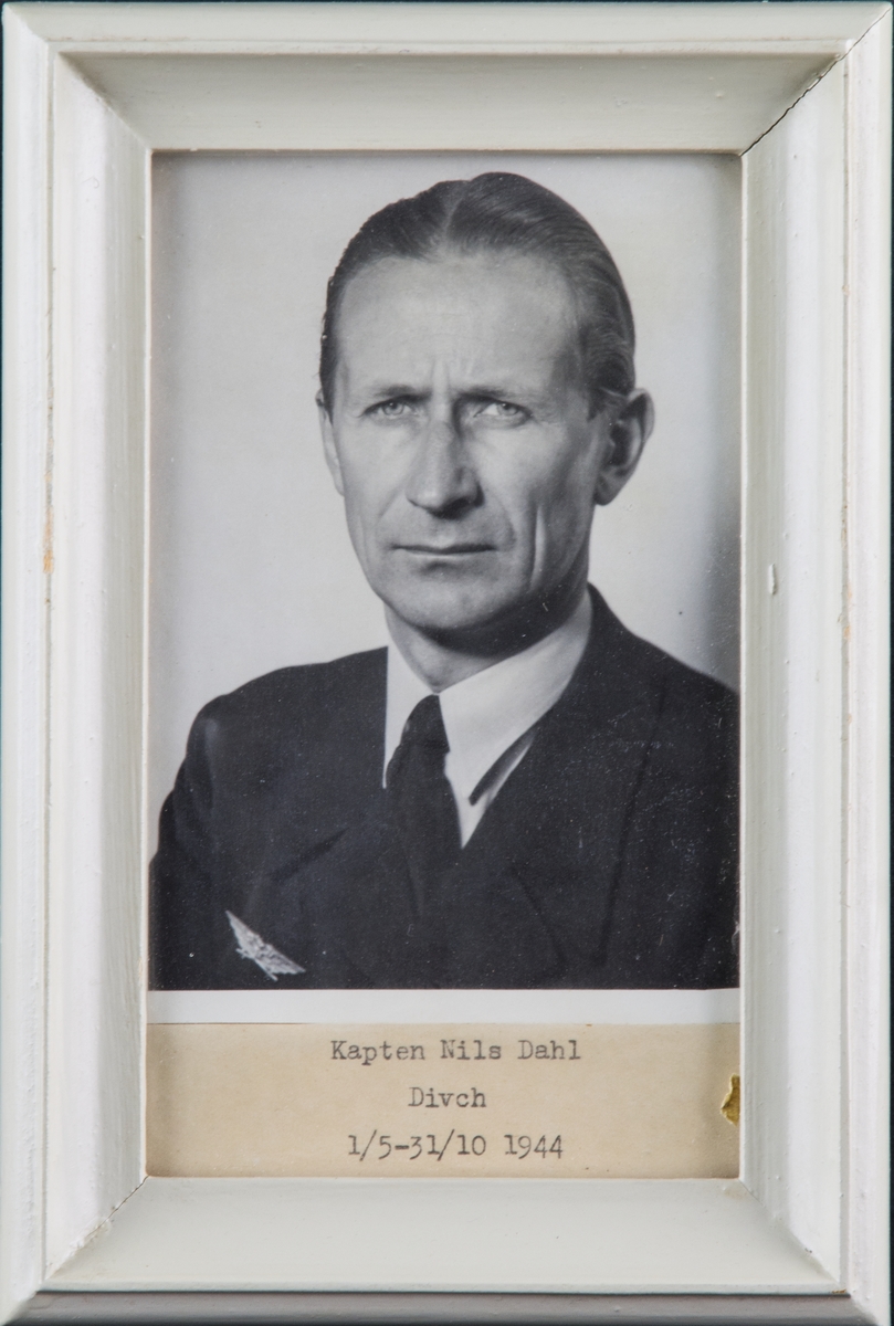 Porträttfotografi av kapten Nils Dahl, divisionschef på Kalmar flygflottilj, F 12, 1944.