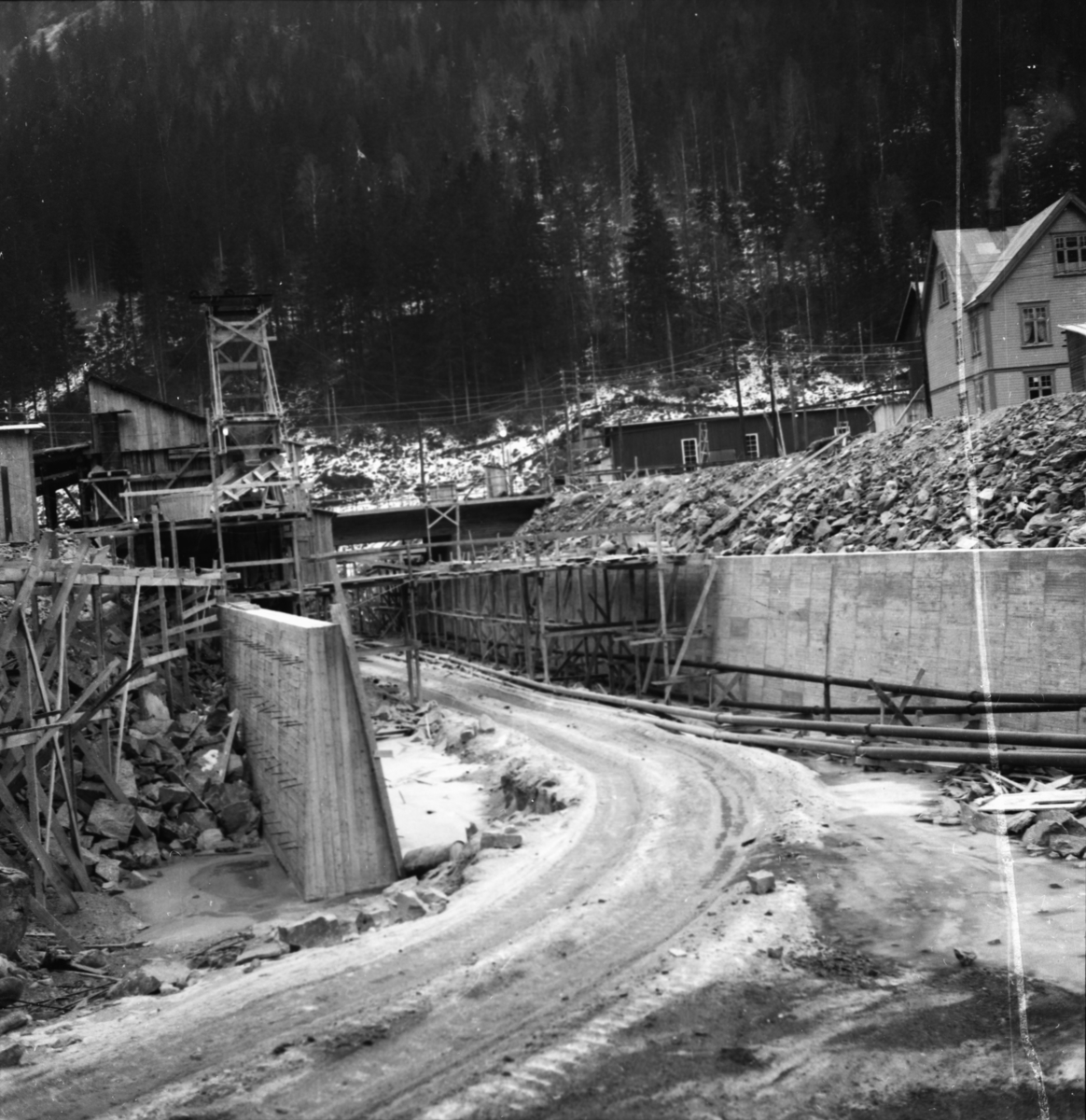 Vardens arkiv. "Utbygging av kraftstasjon. Rjukan III" 06.01.1954