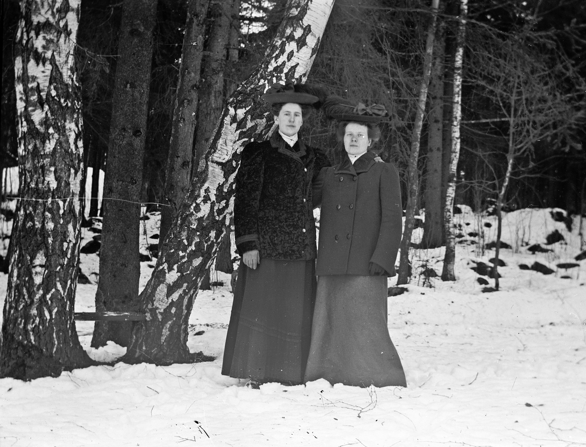 Två kvinnor på vinterpromenad. Troligtvis i Gammelstilla, Torsåker.