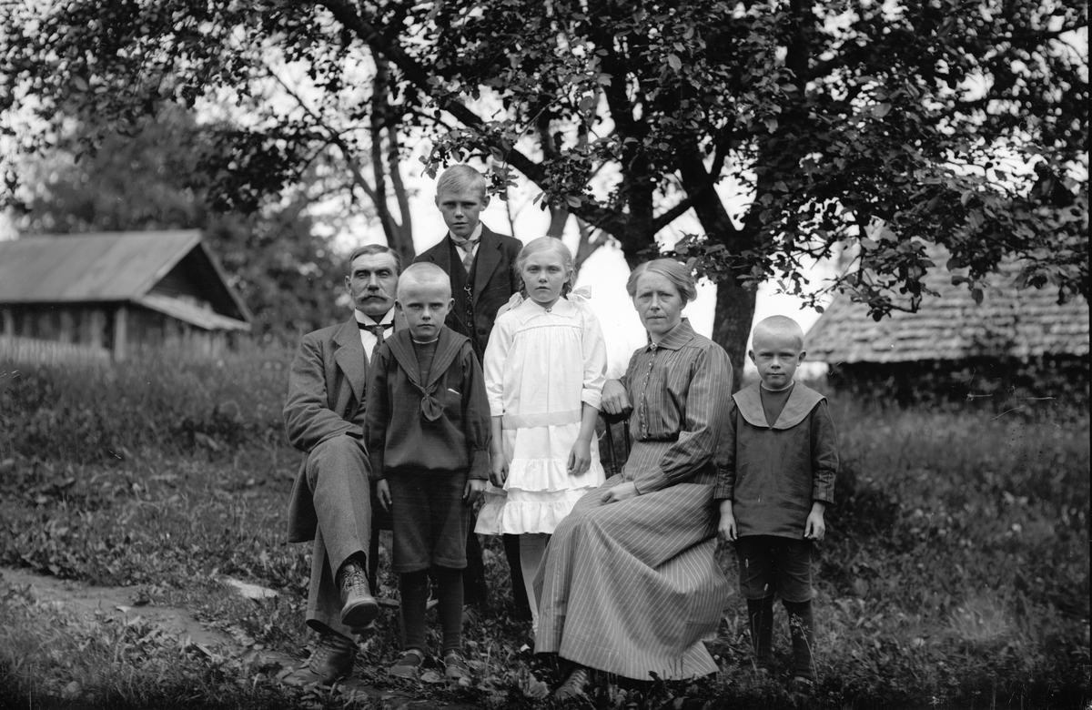 Familjen Erik och Elida Larsson, sönerna Einar, Georg och Herbert och dottern Ellen från Mårtsbo
