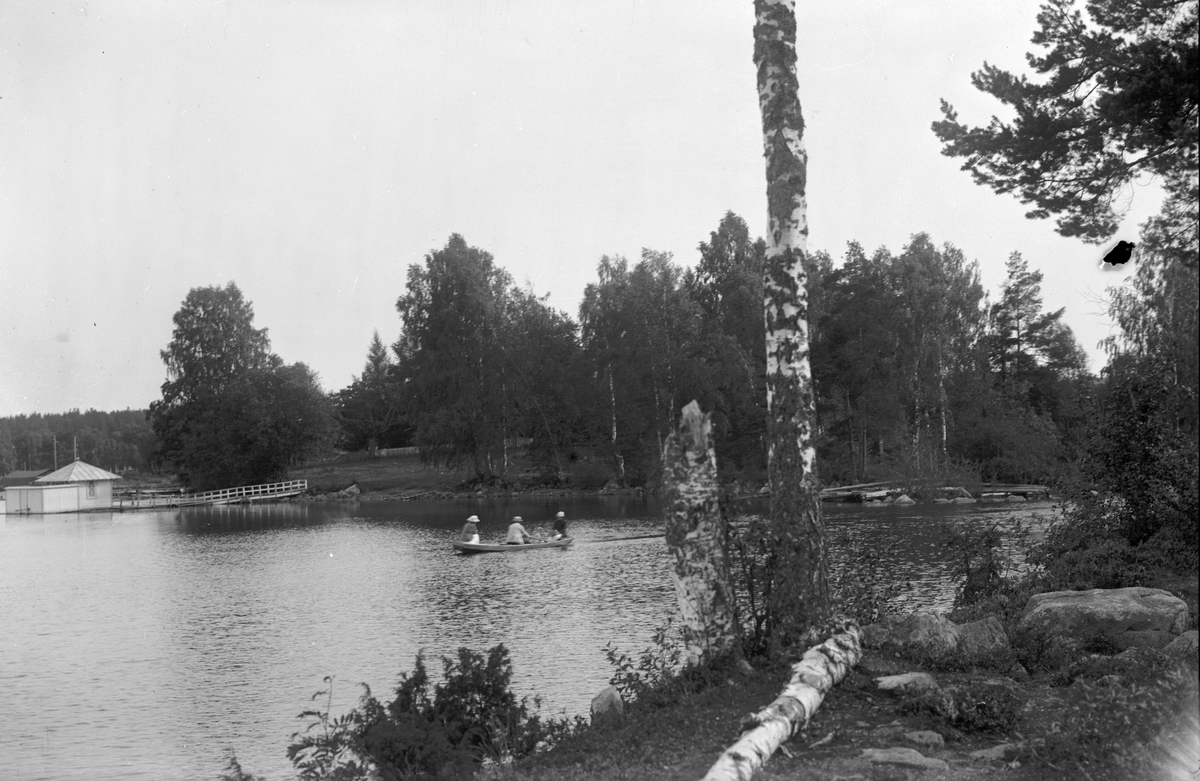 Badhuset i Hammarbyparken, Utloppet i Altebosjön, mot Gavelhyttan till Höger