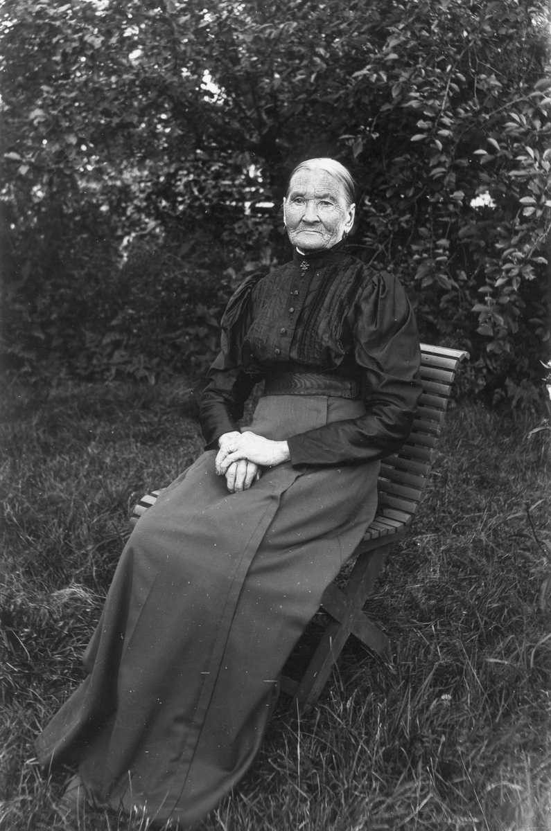 Stina Nilsson från Nils-Nils, född 1836. Fotograferad på 80-årsdagen 1916.
