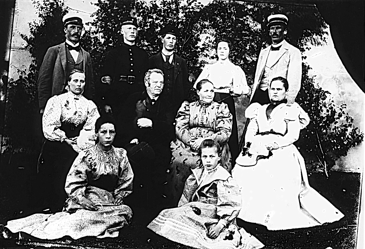 Foto den 16 juni 1897. Troligtvis hos Jonas Granström och hans hustru och några av deras barn. Längst ner till vänster sitter Jenny född 1883.
