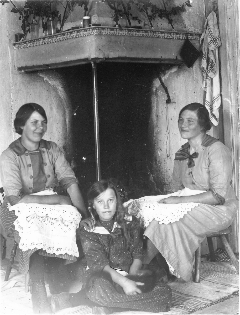 Bergsängets fäbod (Bergsänge). Kvinnan till vänster är Anna Nilsson ("Nilses-Anna"), född 1895, kvinnan till höger Marta Hansson ("Per-Ers"), född 1894. I mitten sitter lillpigan Stina Frisk, ("Kasänge"), född Eriksson, 1905. Stina och Marta var kusiner.