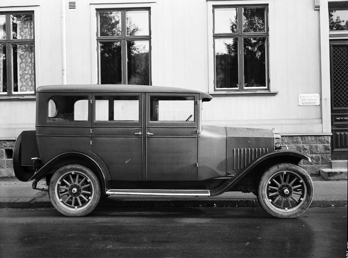 En Volvo PV 4 1927-1929, kallad "Orrekojan".
Fotot från Norra Strandgatan 29 vid Sjukgymnastiskt Institut. Ägare Ivan Gemzell, gymnastikdirektör.