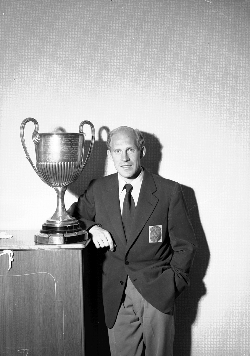 Olle Åberg med Dicksonpokalen. Juli 1952. Världsmästare på 1000 m