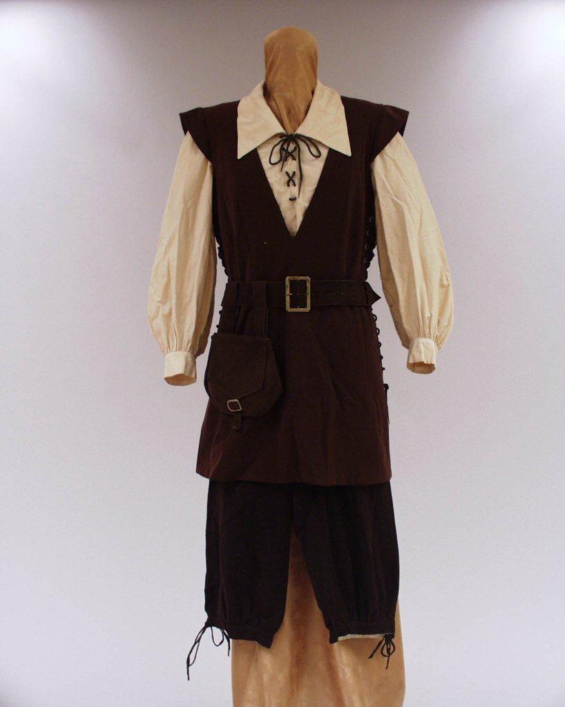 Kostyme Kirsten Flagstad i rollen som Fidelio av Beethoven. Kostymet består av hvit skjorte med brun vest og belte i livet. Brune knickers med strømper.