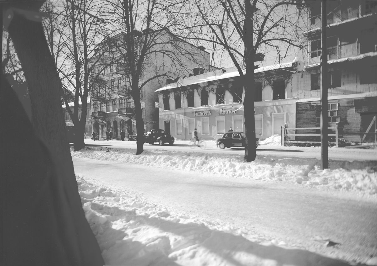 Mars 1955. Norra Kungsgatan med Francéns Möbelaffär

