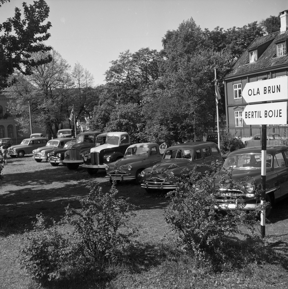 Bilutstillingen på ytre Kongsgård 1953. Ola Brun og Bertil Boije