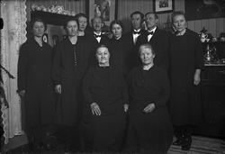 Familie samet i stue