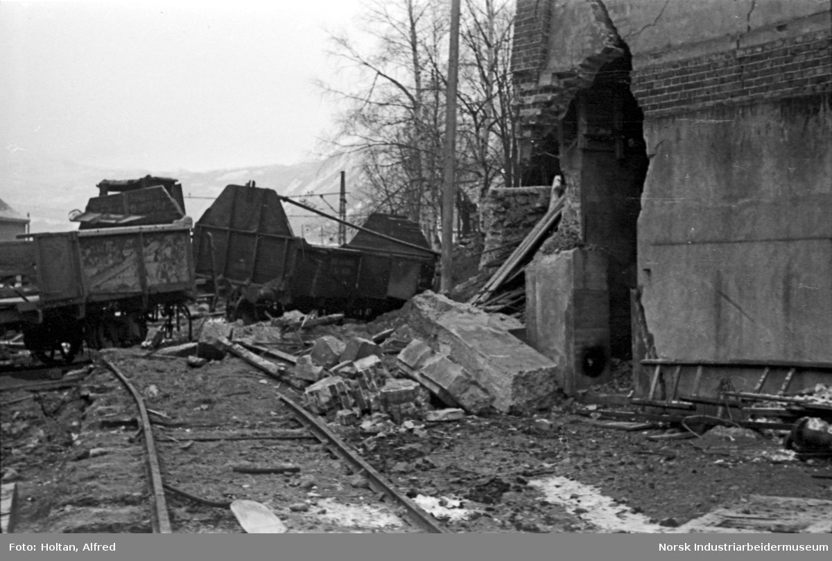 Ødeleggelser etter bombing på fabrikkområdet.