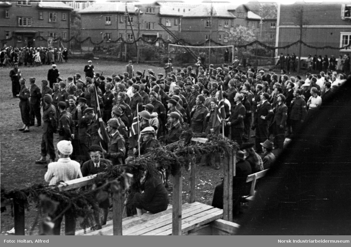 Soldater samles på sportsplassen 17. mai 1945. Feiring av frigjøringen.