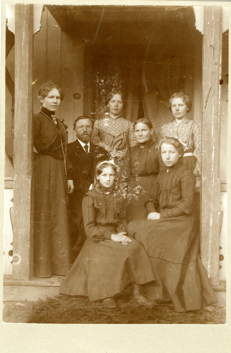 Kristoffer Prestebrøtin Olsen saman med kona Marit og deira døtre.