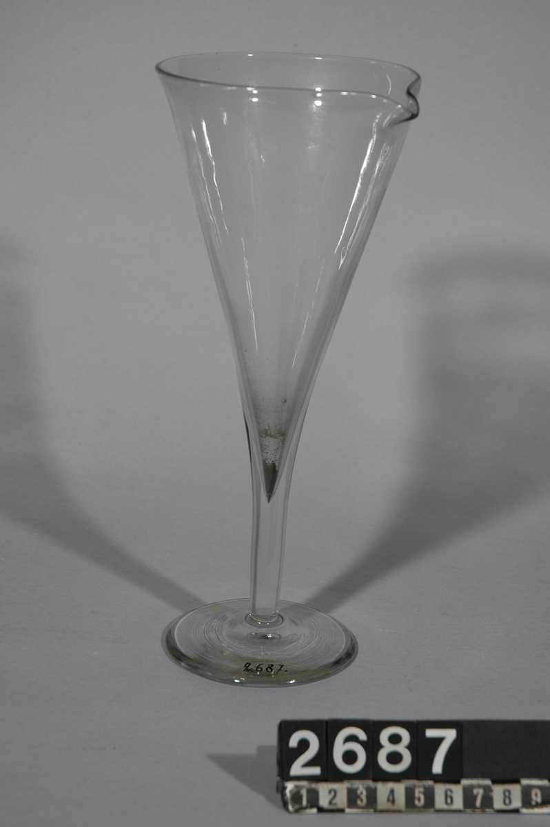 Två koniska glas med pip (Carl Daniel Ekman). Det större, vikt: 0,3kg H 233 D 95 Det mindre, vikt: 0,1kg H 125 D 60