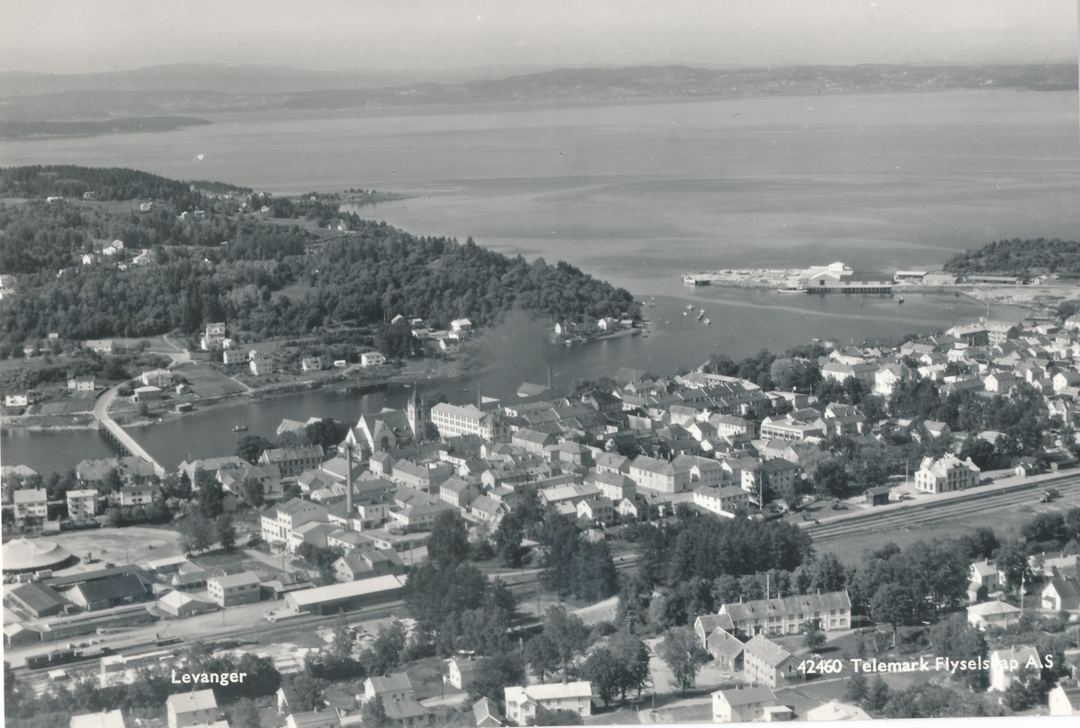 Flyfoto over Levanger med jernbanestasjonen til høyre.