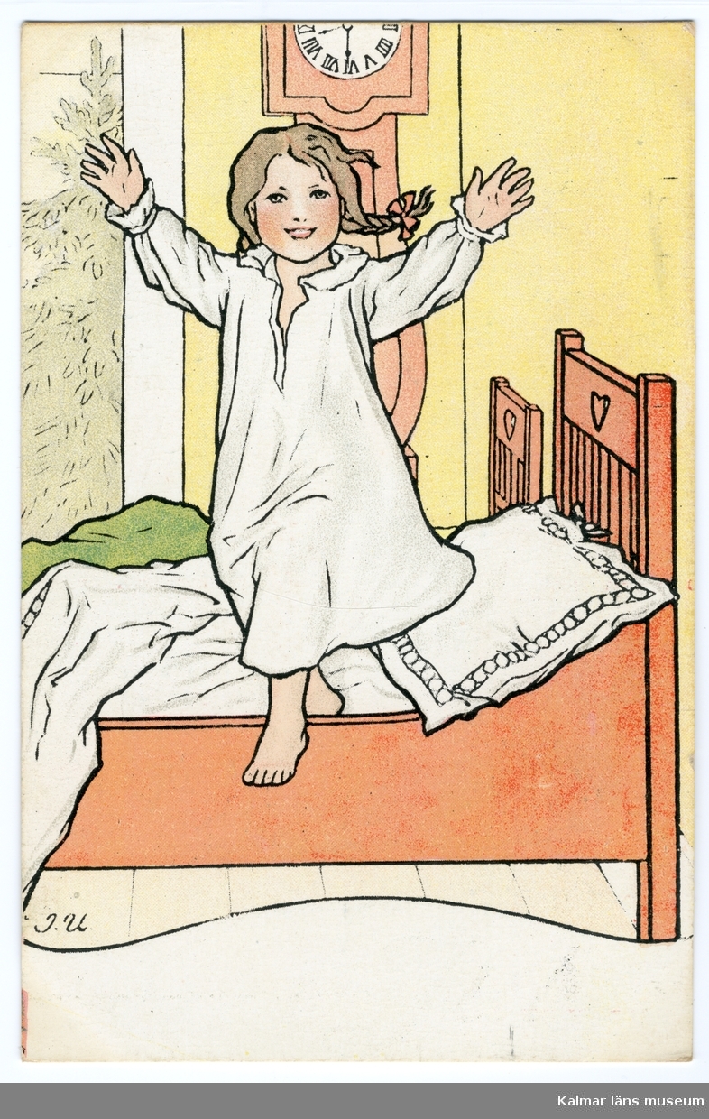 En flicka klädd i vitt nattlinne hoppar ur sin säng med utsträckta armar. I bakgrunden ses ett golvur.