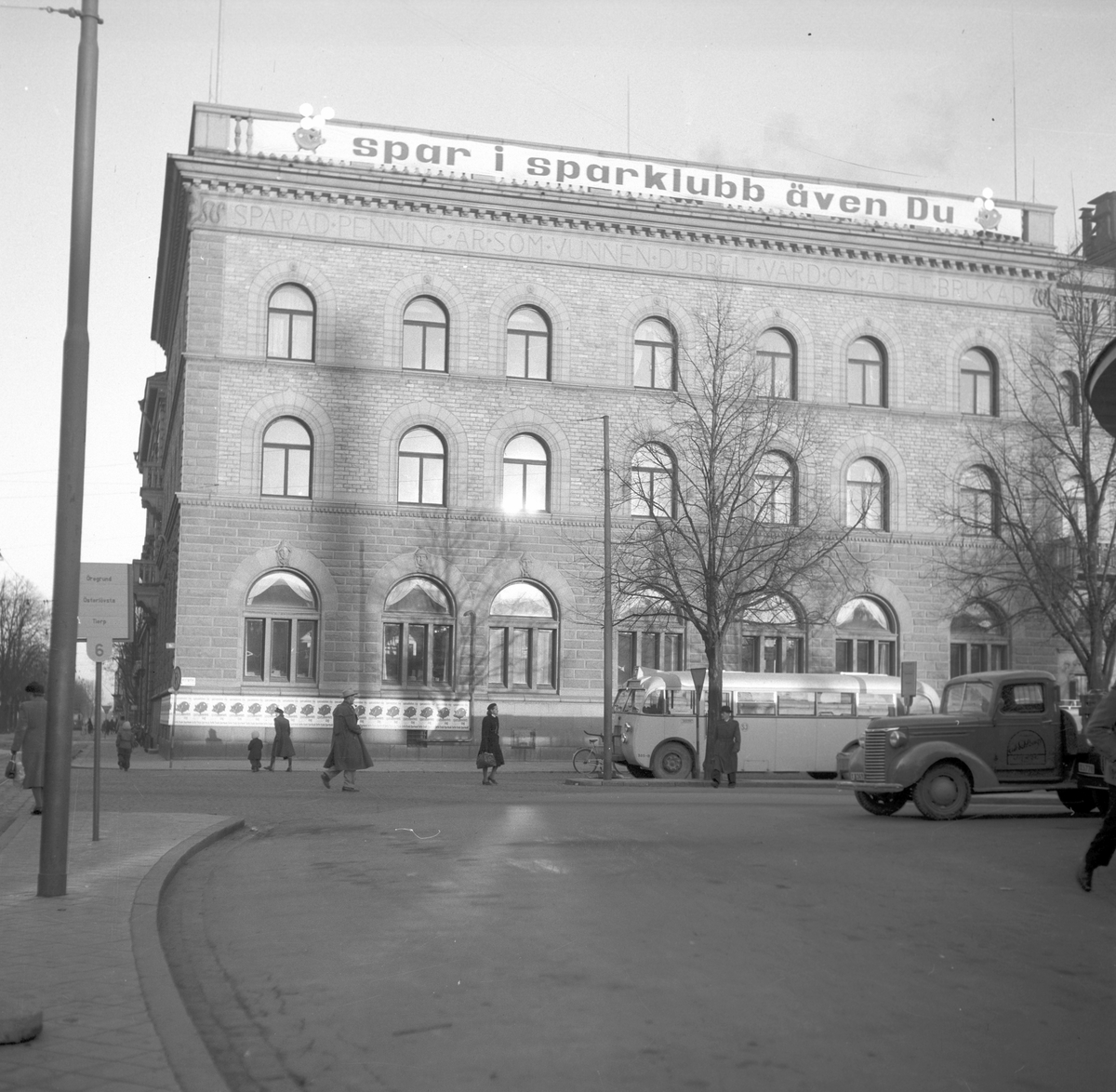 Gävle Stads Sparbank. Reklam "Spar i Sparklubb även Du". Vy från busstorget. Den 28 oktober 1948