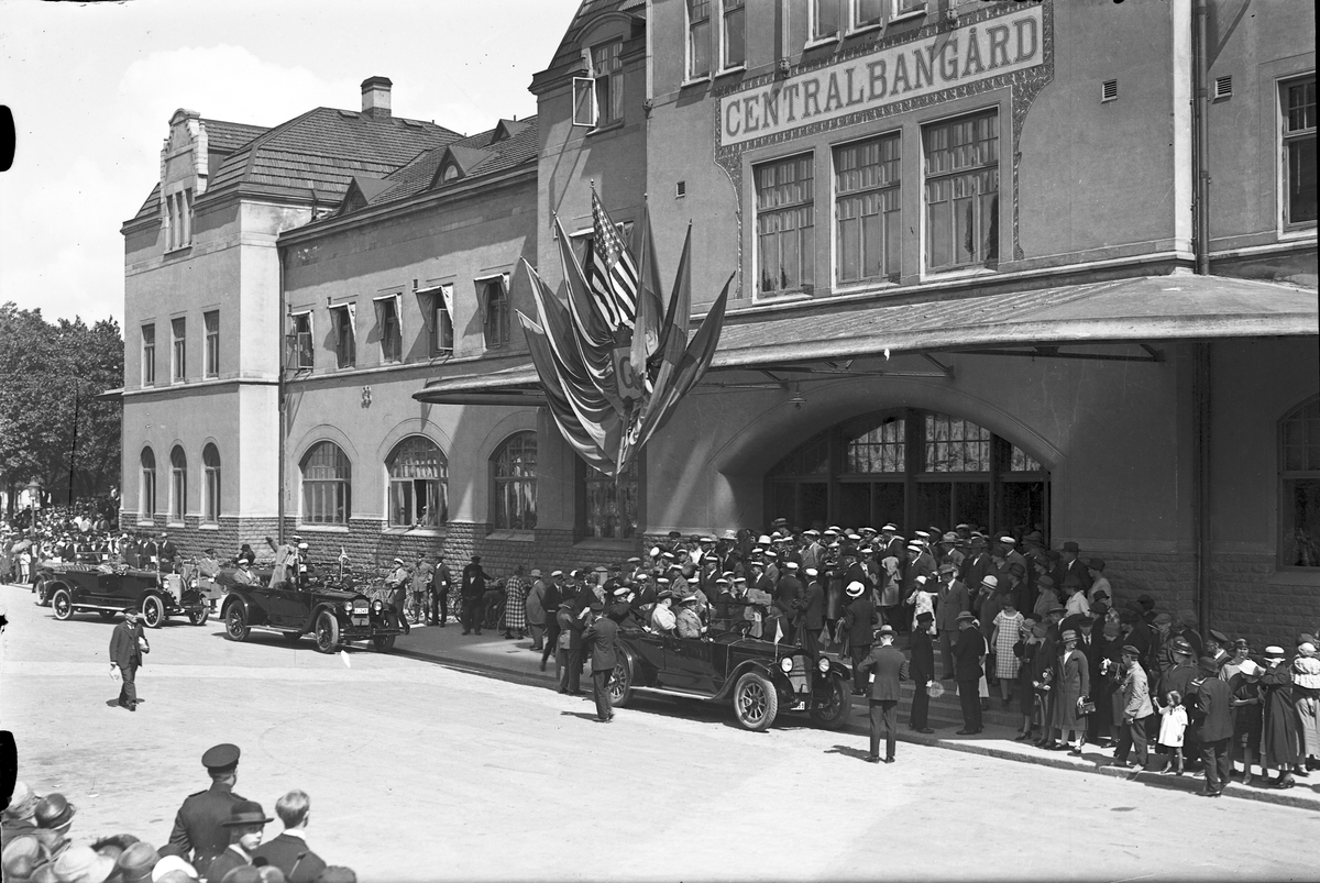 Från ett kungligt besök i Gävle. Två 1920-tals Packard-bilar främst.