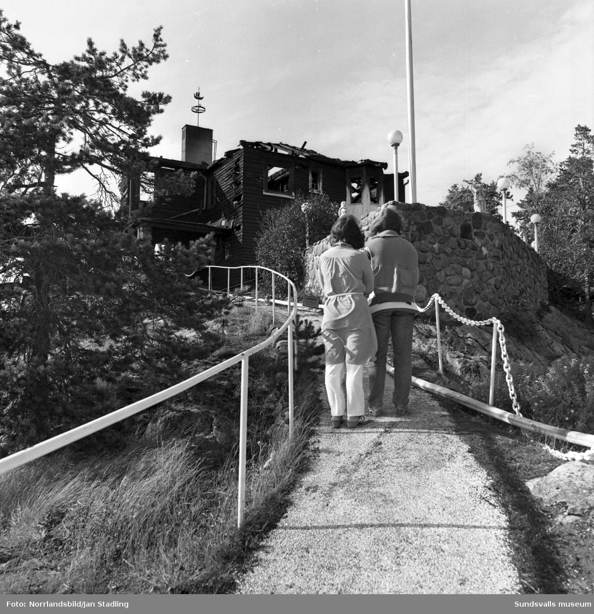 Bildserie på den brandskadade sommarrestaurangen Vindhem dagen efter branden som upptäcktes 03.53 en natt i augusti 1979.