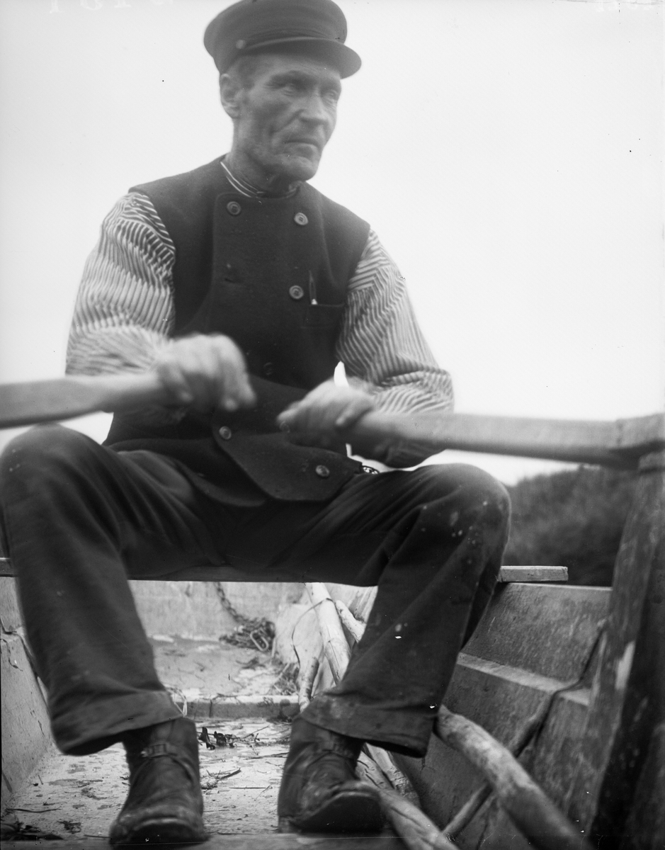 "August Alinder i båten som roddare", Altuna socken, Uppland 1921