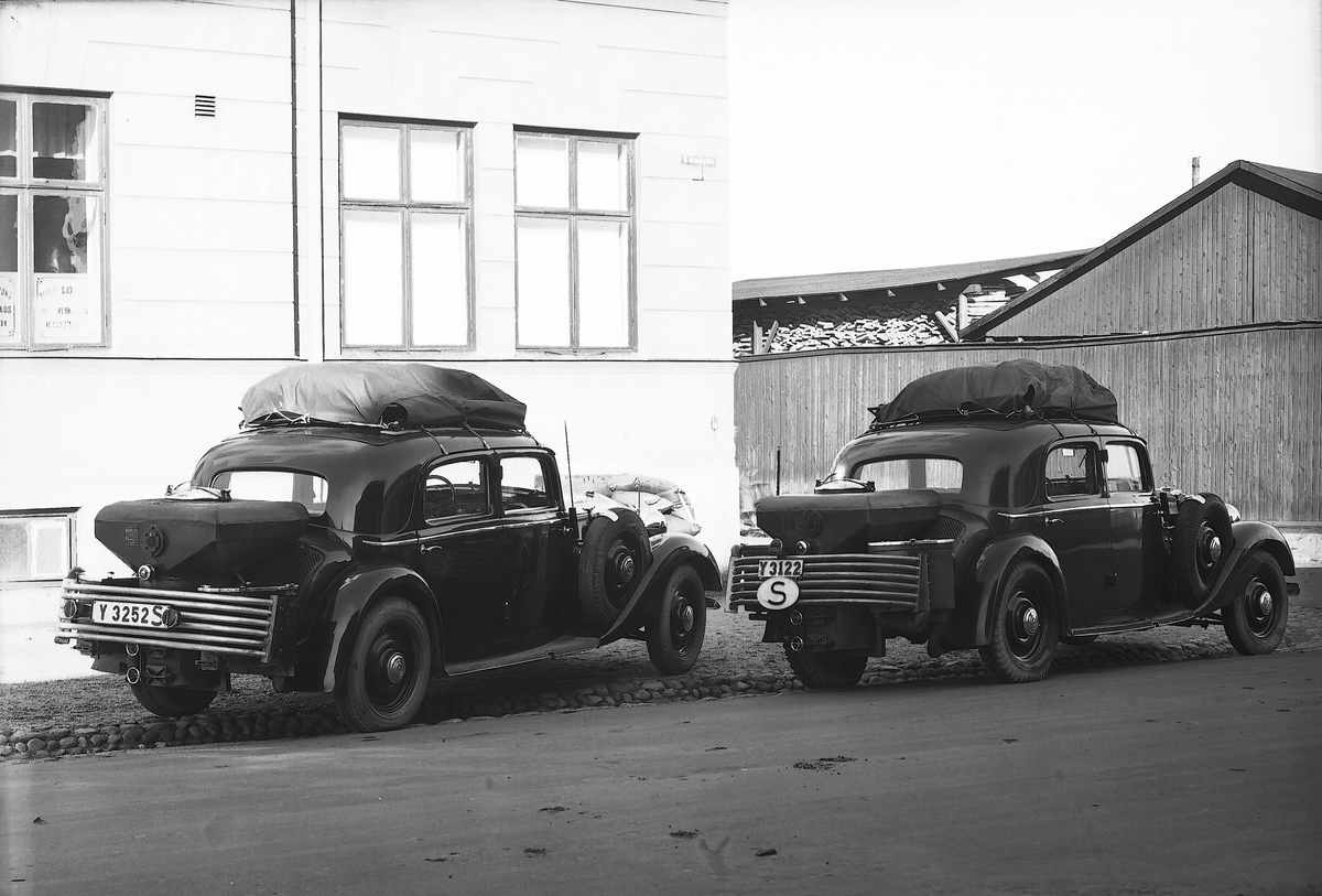 Två Mercedes B från omkring 1935 utanför Sjöatröms Mekaniska Verkstad i Gävle.