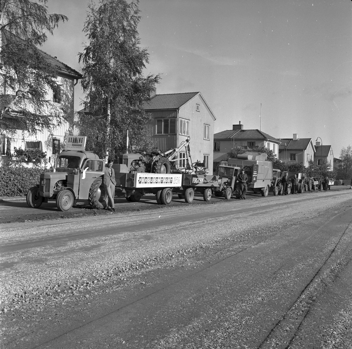 Traktorer parkerade på Hälsingegatan i Gävle. Reportage av Tollertz, Norrlands-Posten den 2 oktober 1956.