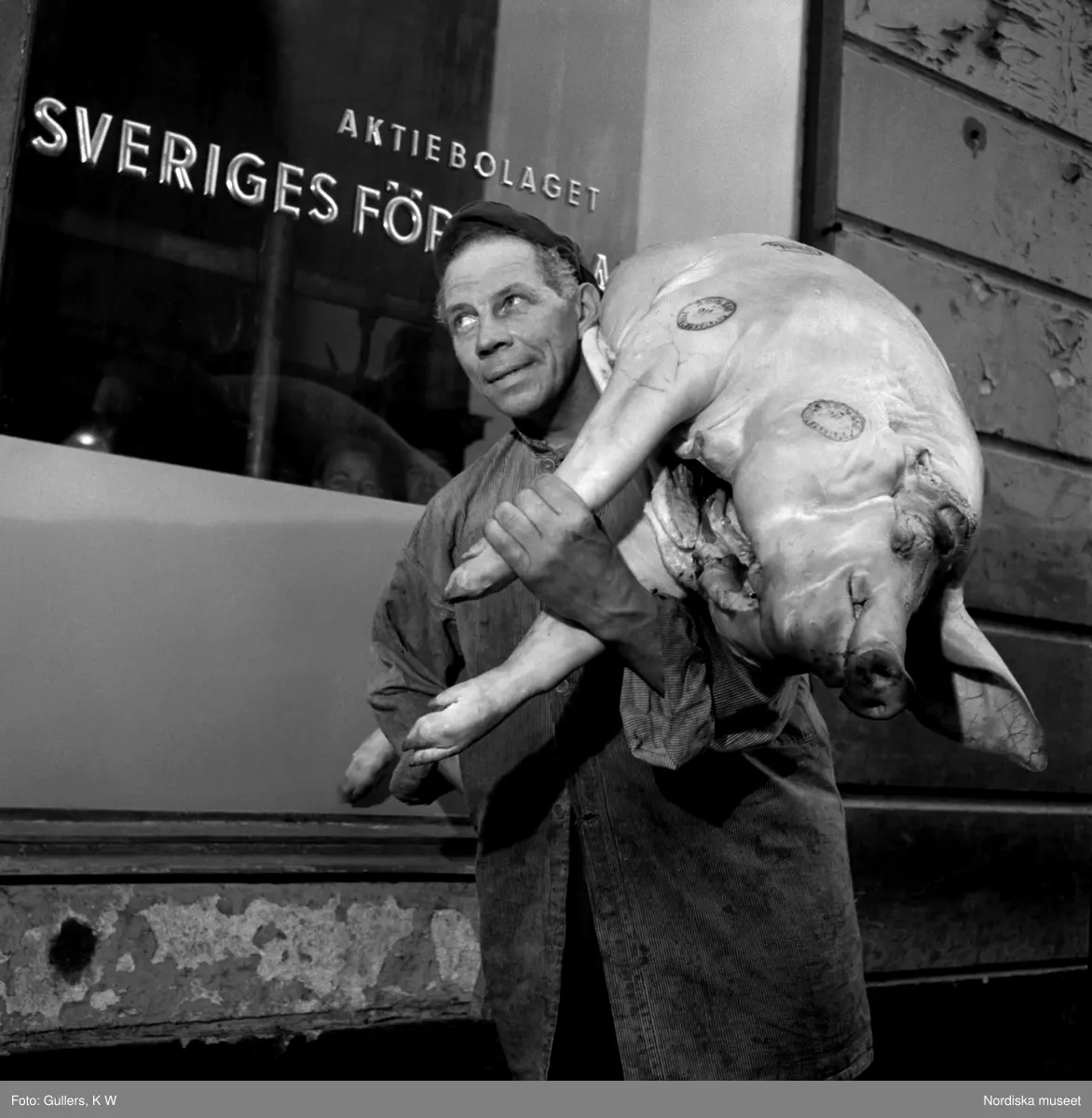 Man b&auml;randes p&aring; en griskropp vid k&ouml;tthallen p&aring; Munkbrogatan, Stockholm.