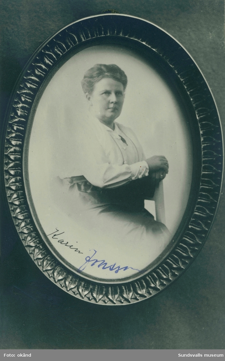 Porträtt på Karin Jonsson. Karin Jonsson drev tillsammans med Eva Mesch missionsbokhandeln Mesch & Jonsson på Storgatan 27 (där även hennes bostad fanns). Bokhandeln startade sin verksamhet 1902 och blev så småningom även leksaksaffär.