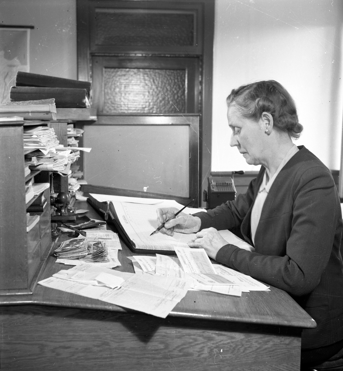 Kvinna på kontor. Juni 1945. Ericsson Ludvig & Co, Norra Skeppsbron 3, Gävle.