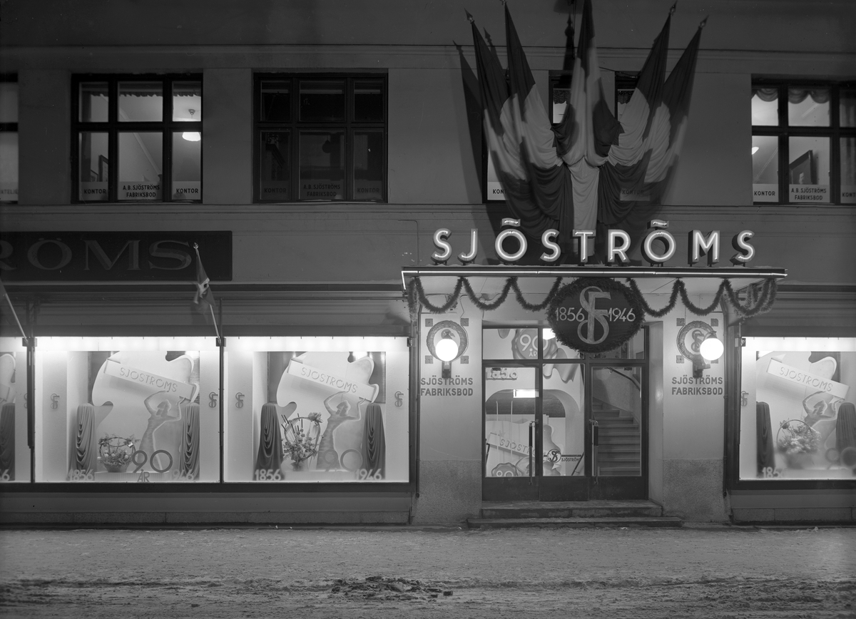 Exteriör av affären, 90-års jubileum, 26 januari 1946. Sjöströms Fabriksbod, Norra Centralgatan 6, Gävle.