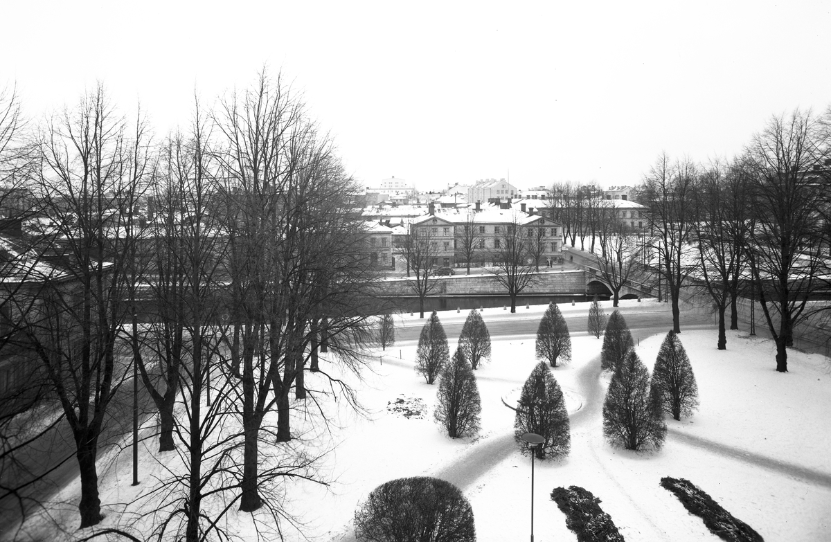 Utsikt från Rådhuset mot Gavleån och Kungsbron. 9 januari 1955