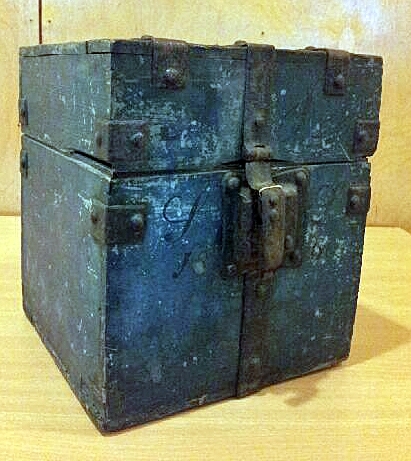 2 kasser med bur i, til brennevinsflasker.
Eine kassa er merkt AJSL 1860 og er trekasse med jarnbeslag frå Jacob Lote. Sinkla i hop. Delt i fire innvendig. Med løkel.