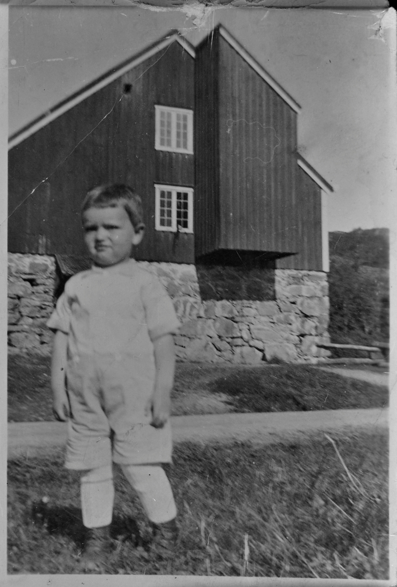 Tore Hagen foran kverna på Mebostad ca. 1934