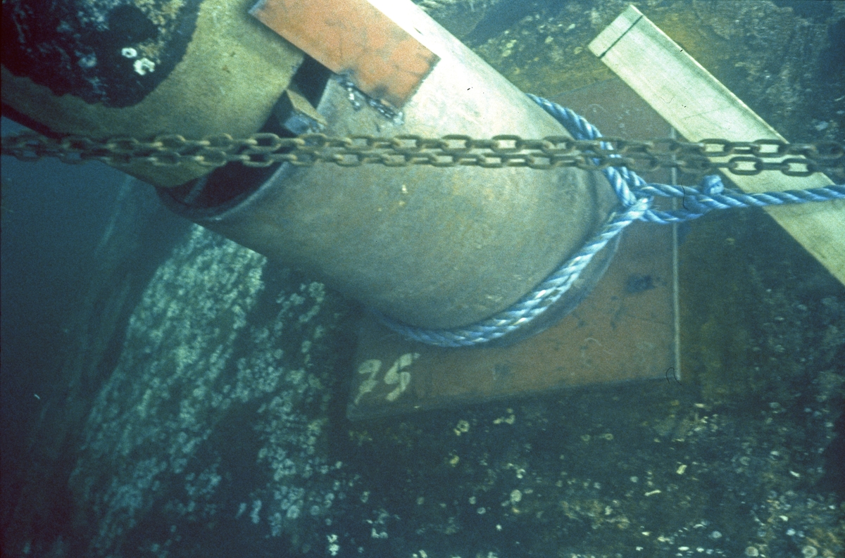 H.M.V. Undervannsfoto fra arbeid på diverse rør.
