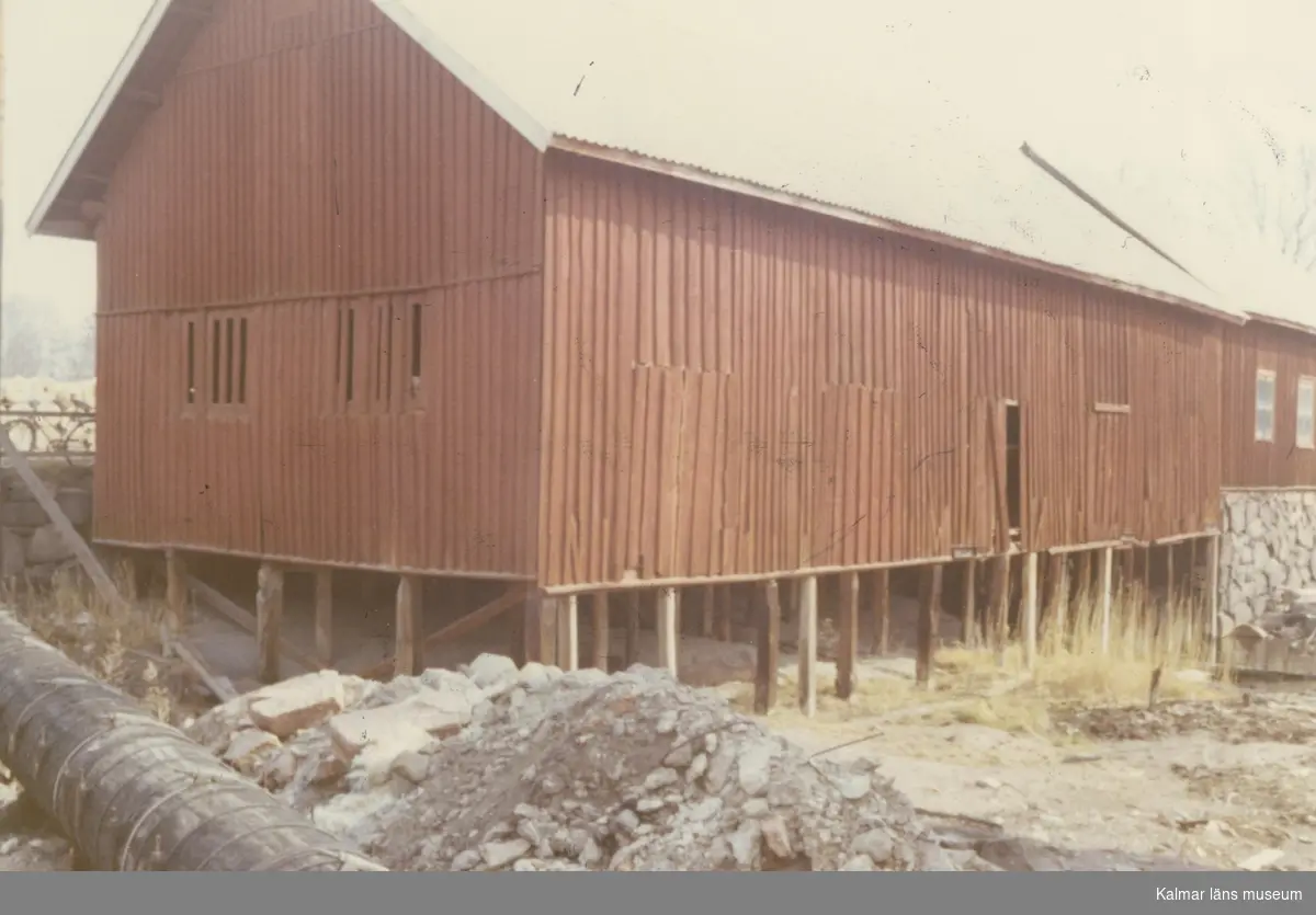 Magasin på Emsfors bruks område. Observera pappersrullarna i bakgrunden - bilden är tagen före 1989 när bruket lade ner.