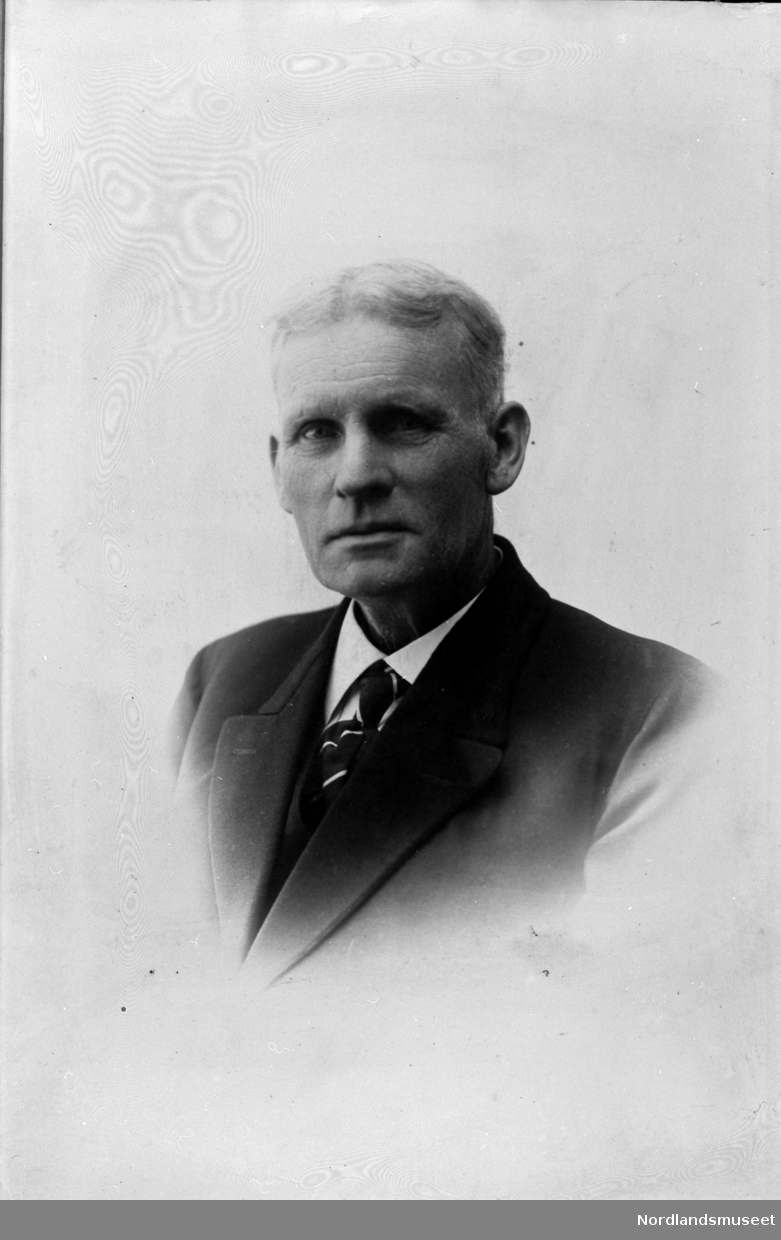 Lensmann Jens Jacobsen. Sønn av Anne og Jacob Olsen.Lensmannen i Gildeskål først i 1900.