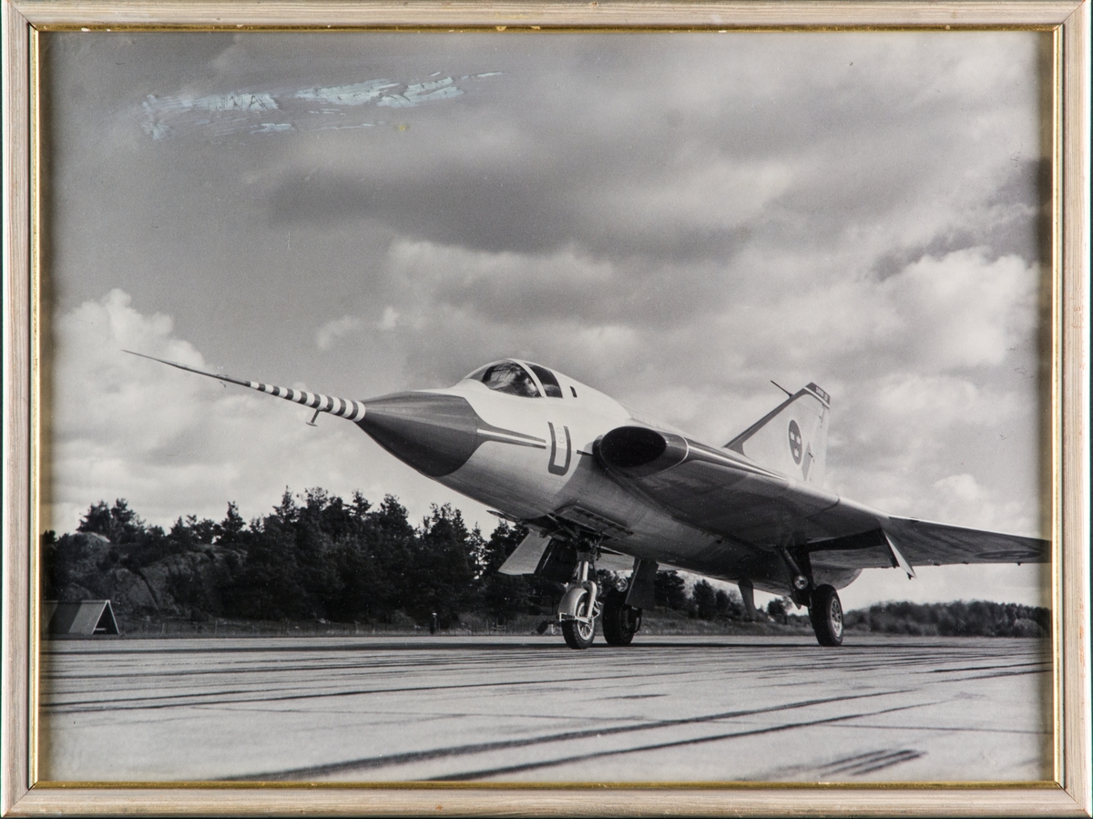 Flygplan Saab 35 Draken prototyp 'Urban' står på en landningsbana. Inramat fotografi.